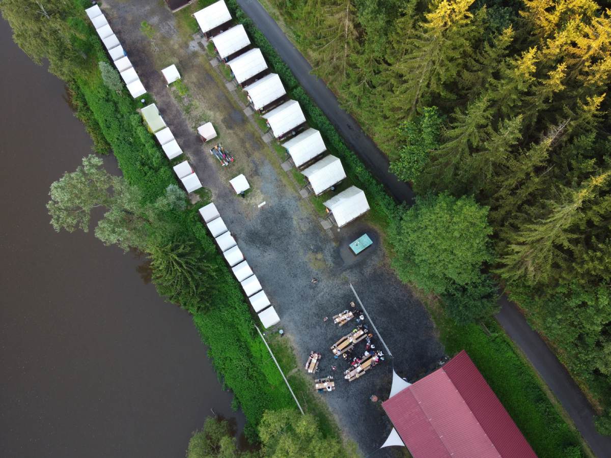 Děti na táboře ZLATÁ ZÁTOKA u řeky Sázavy